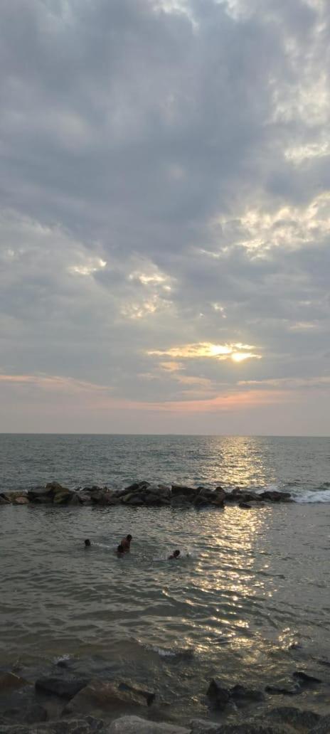 Blue Bell Hotel Negombo Exterior foto